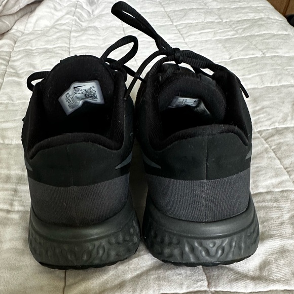 Nike Revolution 5 Triple Black Anthracite Sneakers Shoes BQ3204-001 - Picture 5 of 6